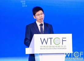 北京第二外国语学院教授厉新建主持论坛