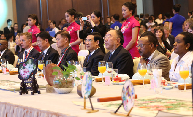嘉陵江畔迎峰会 山水重庆聚宾朋