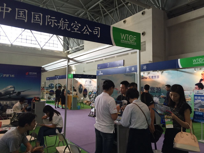 世界旅游城市联合会展台吸引重庆游客前来咨询